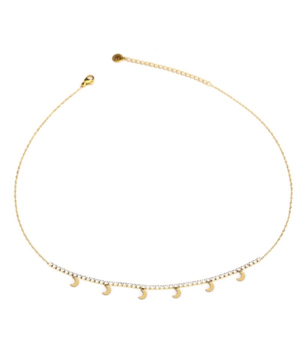 Collar dorado con detalles brillantes y colgantes de luna