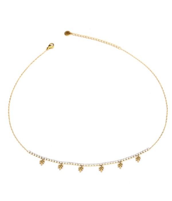 Collar dorado con detalles brillantes y colgantes de hoja