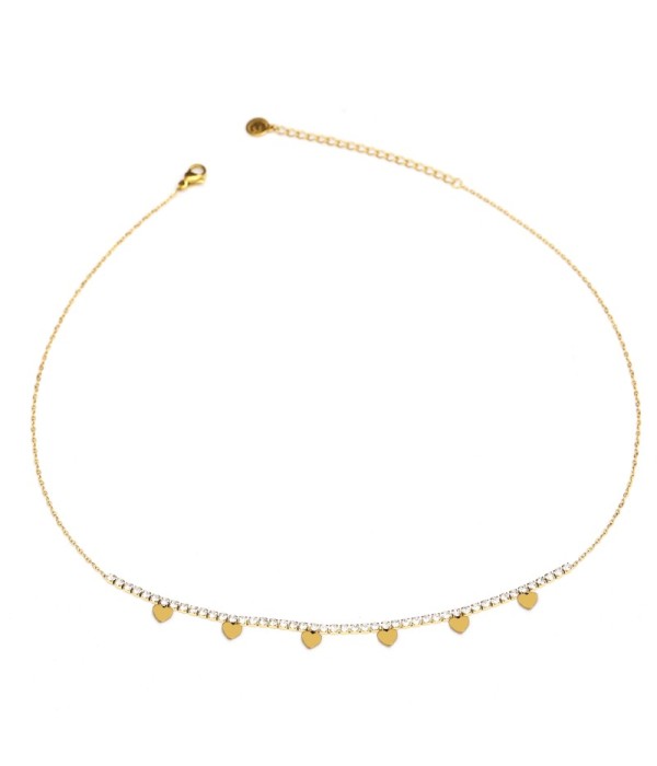 Collar dorado con detalles brillantes y colgantes de corazón