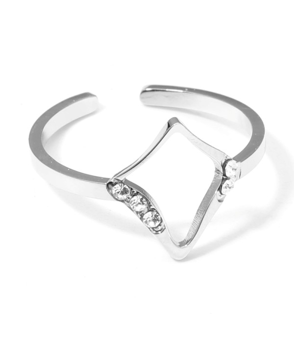 Anillo plateado con rombo y detalles en circonitas