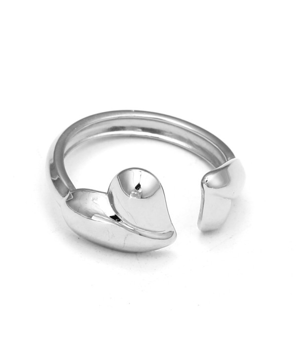 Anillo plateado de corazón curva