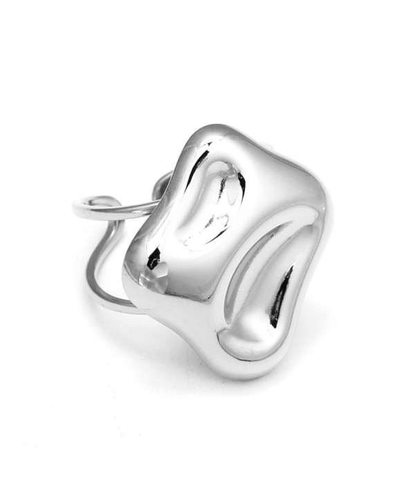 Anillo plateado de forma orgánica