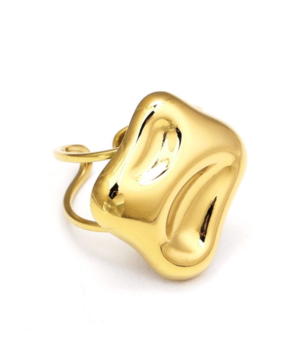 Anillo dorado de forma orgánica