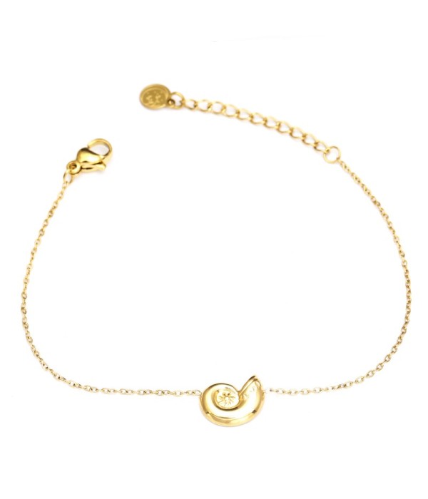 Pulsera fina dorada con colgante de caracola