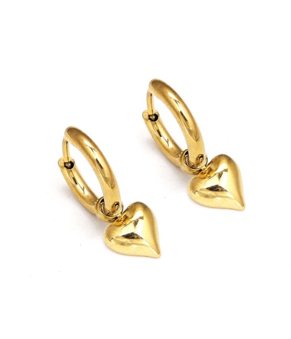Pendientes de aro dorados con colgantes de corazón