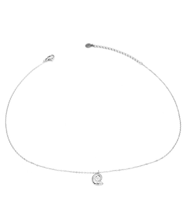 Collar plateado con colgante de caracola