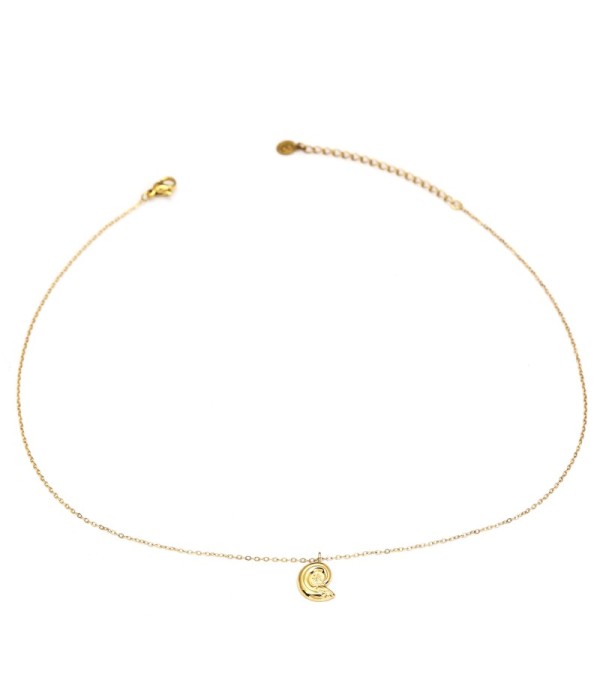 Collar dorado con colgante de caracola