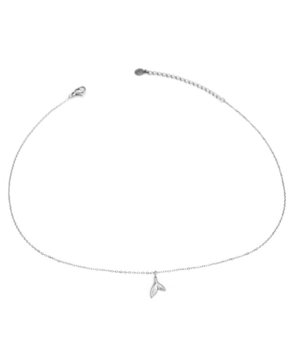 Collar plateado con colgante de cola de pez