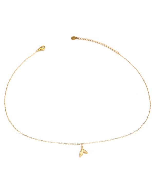 Collar dorado con colgante de cola de pez