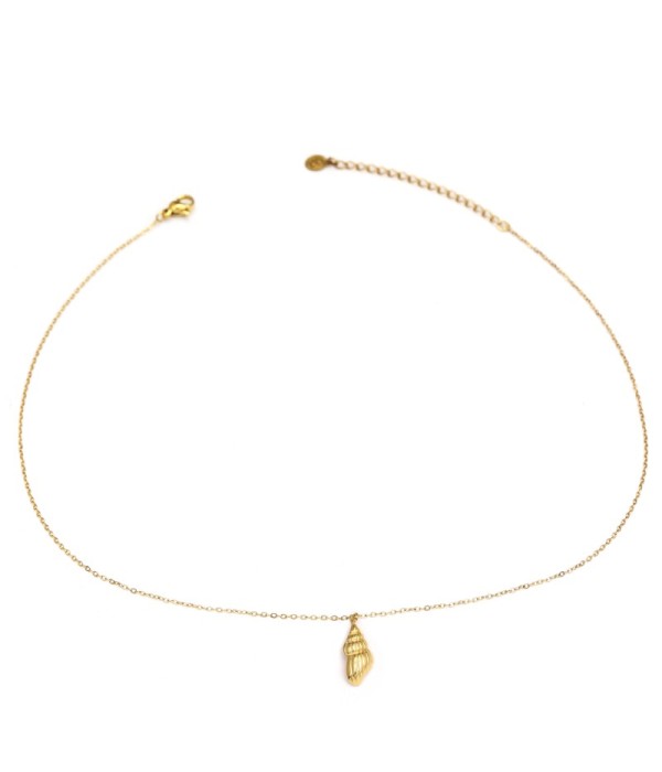 Collar dorado con colgante de caracola