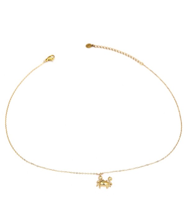 Collar dorado con colgante de cangrejo
