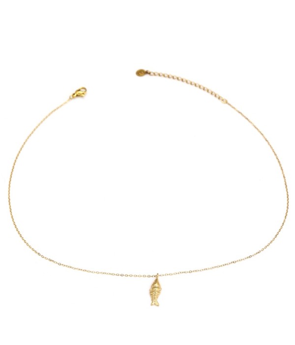 Collar dorado con colgante de pescado