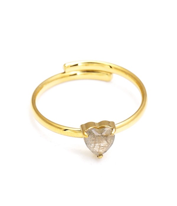 Anillo dorado con piedra en forma de corazón