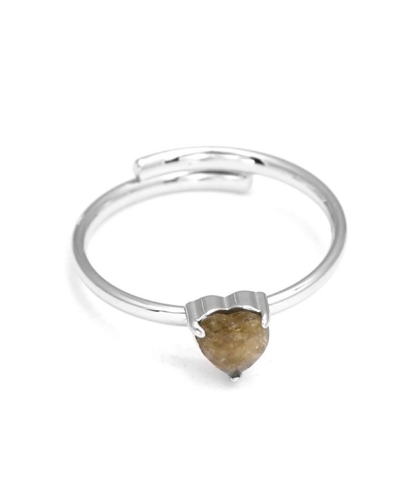 Anillo plateado con piedra en forma de corazón