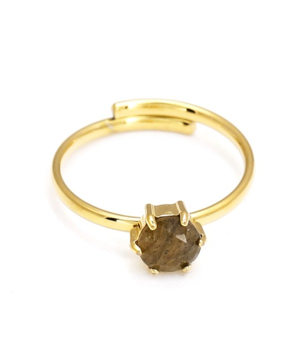 Anillo dorado con piedra en forma de círculo