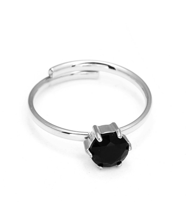 Anillo plateado con piedra en forma de círculo