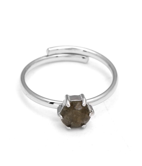 Anillo plateado con piedra en forma de círculo