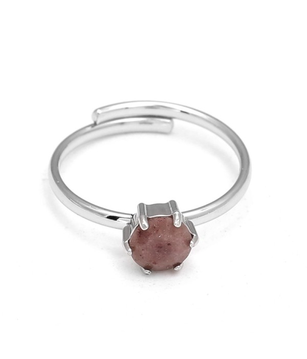 Anillo plateado con piedra en forma de círculo