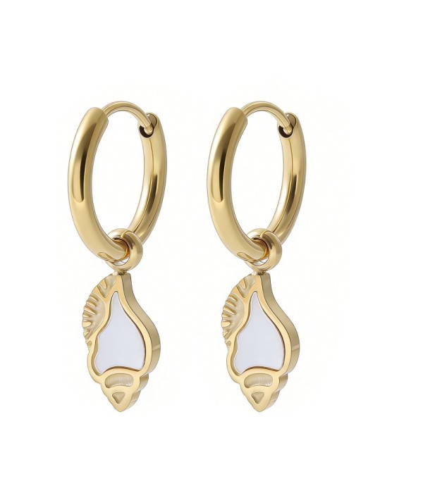 Pendientes de aro dorados con colgantes de concha con nácar
