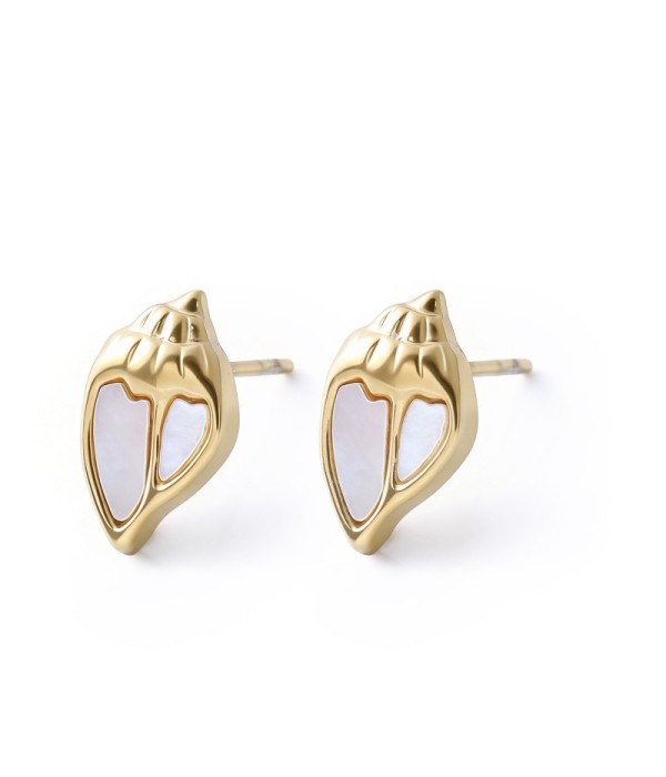 Pendientes dorados de caracola con nácar