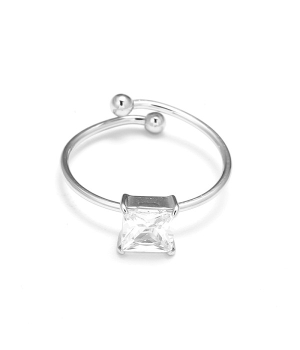 Anillo plateado con piedra cental corte cuadrado