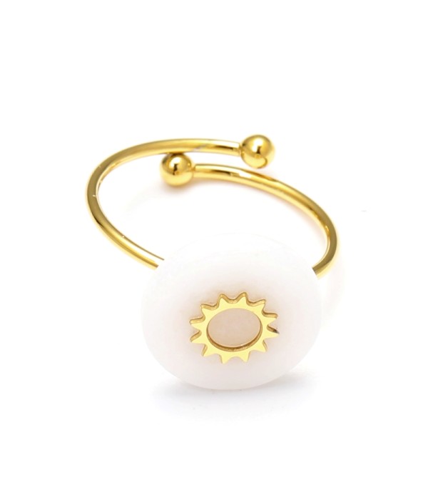 Anillo abierto dorado con detalle solar y piedra circular