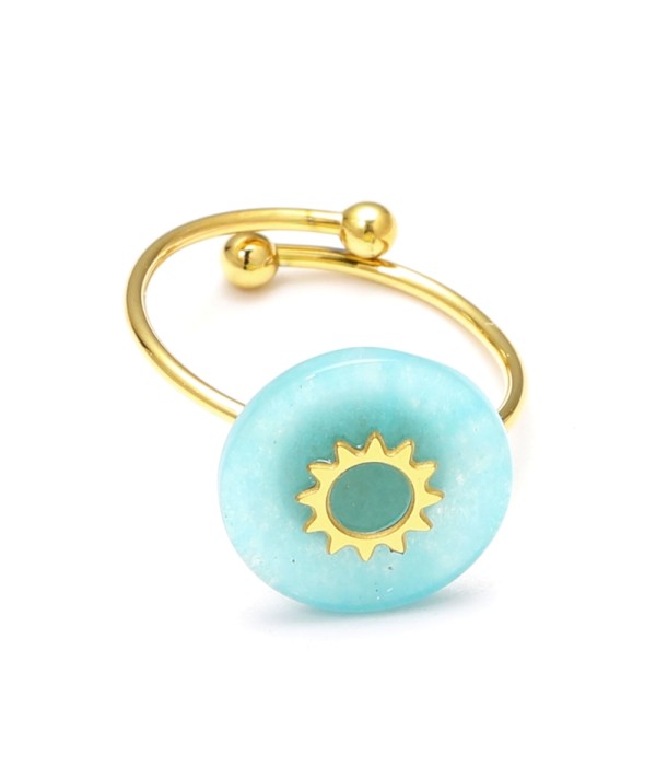 Anillo abierto dorado con detalle solar y piedra circular