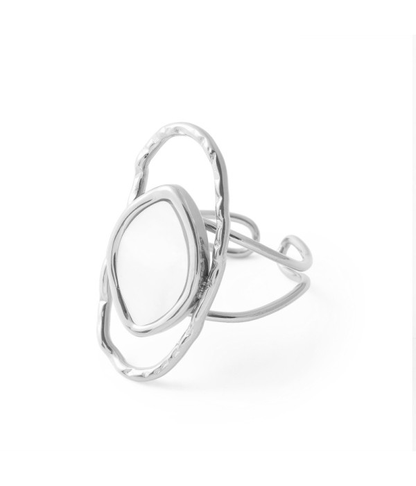 Anillo plateado con diseño abstracto y nácar