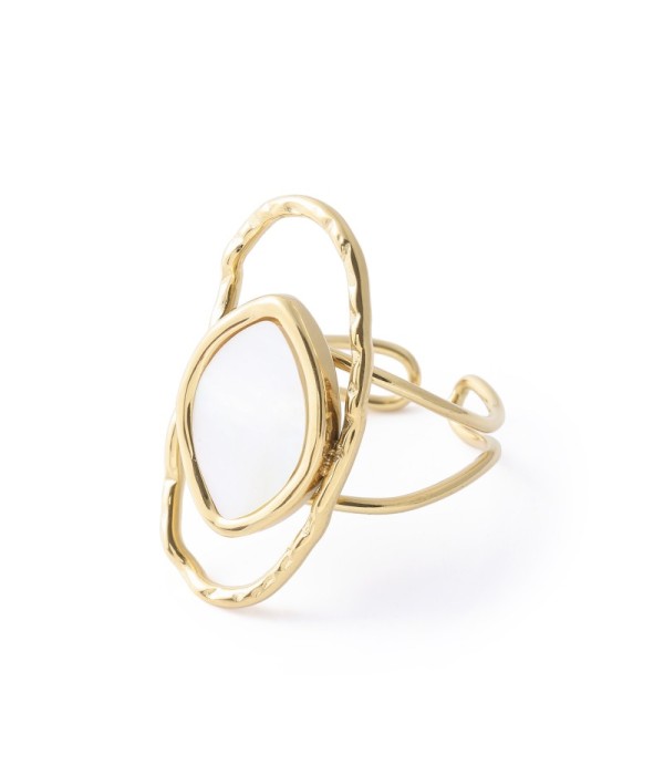 Anillo dorado con diseño abstracto y nácar