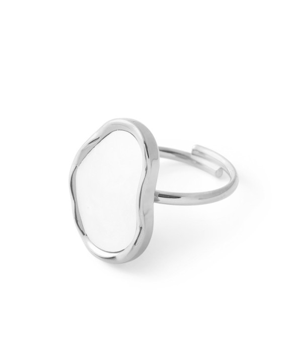 Anillo plateado de forma ovalada irregular con...