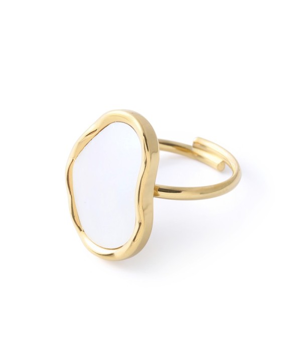 Anillo dorado de forma ovalada irregular con nácar