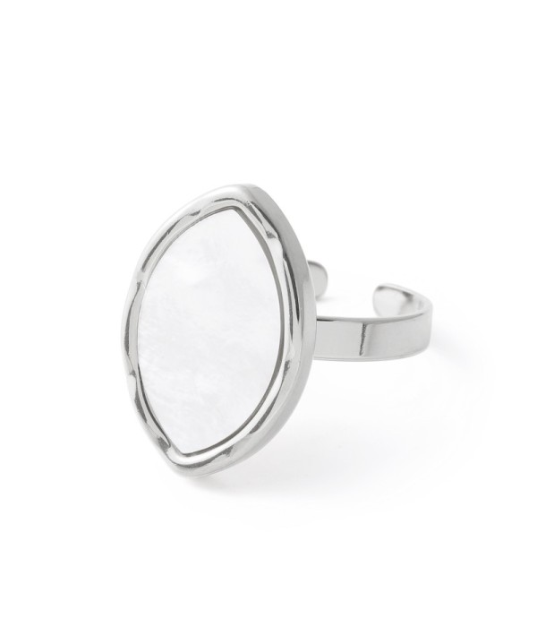 Anillo plateado de forma ovalada con nácar