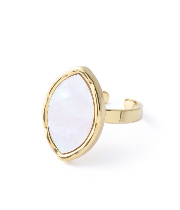 Anillo dorado de forma ovalada con nácar
