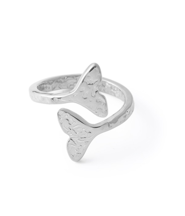 Anillo plateado con diseño de cola de pez
