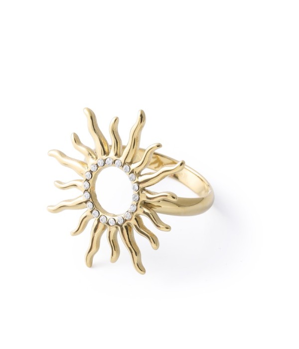 Anillo dorado con diseño de sol radial y circonitas