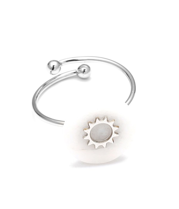 Anillo abierto plateado con detalle solar y piedra circular