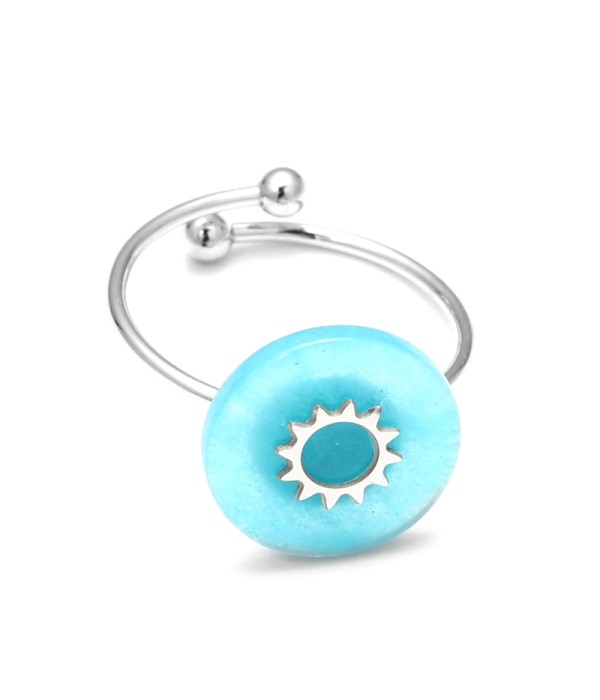 Anillo abierto plateado con detalle solar y piedra circular