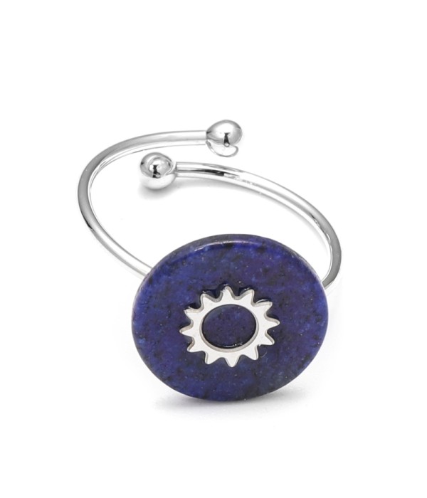 Anillo abierto plateado con detalle solar y piedra circular