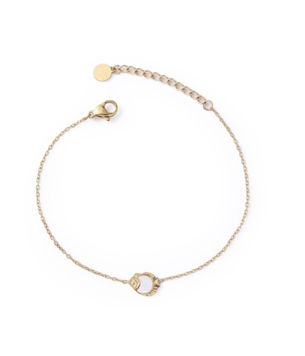 Pulsera dorada con pescado con nácar