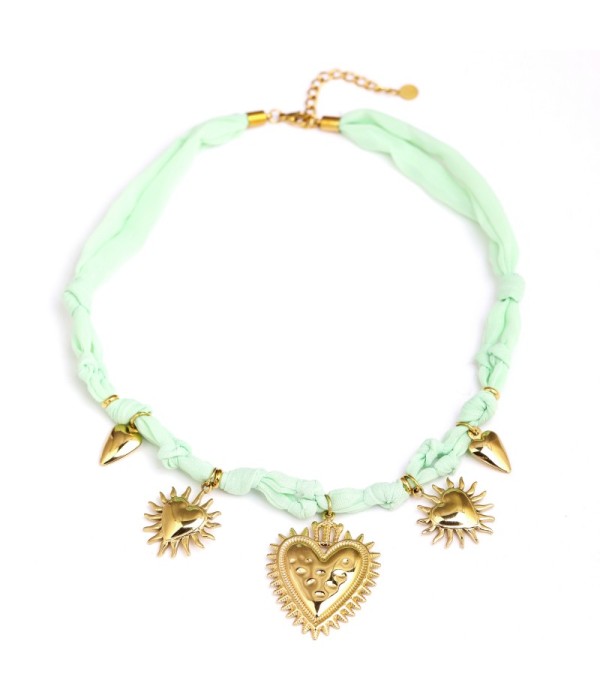 Collar con motivos de corazones