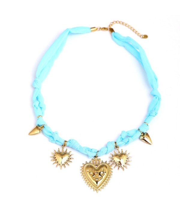 Collar con motivos de corazones