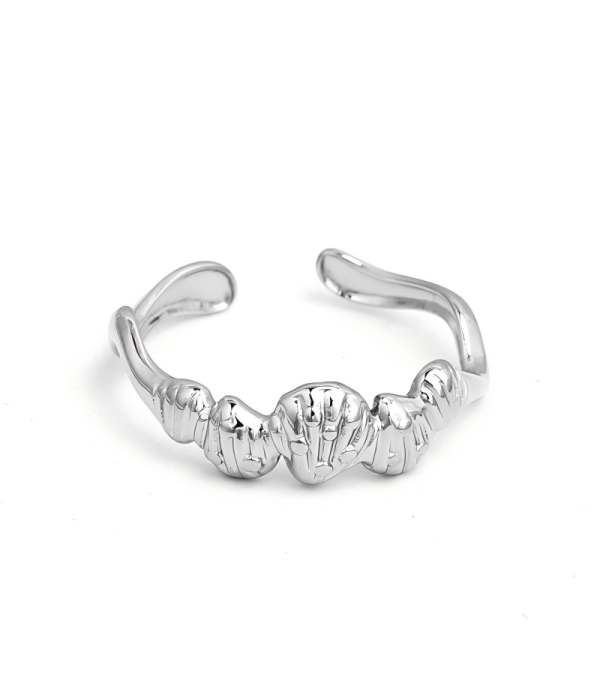 Anillo con diseño de conchas