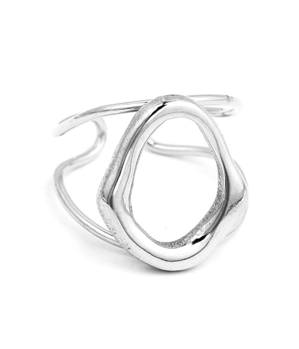 Anillo plateado con diseño de óvalo hueco