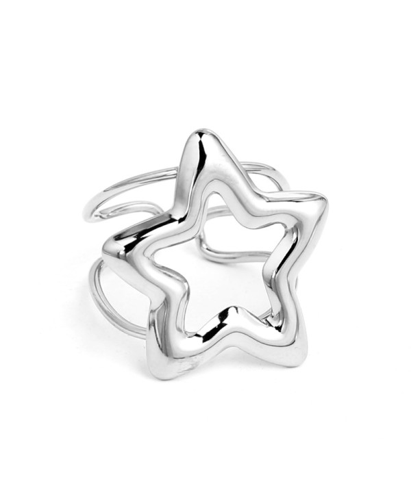 Anillo plateado con diseño de estrella calada