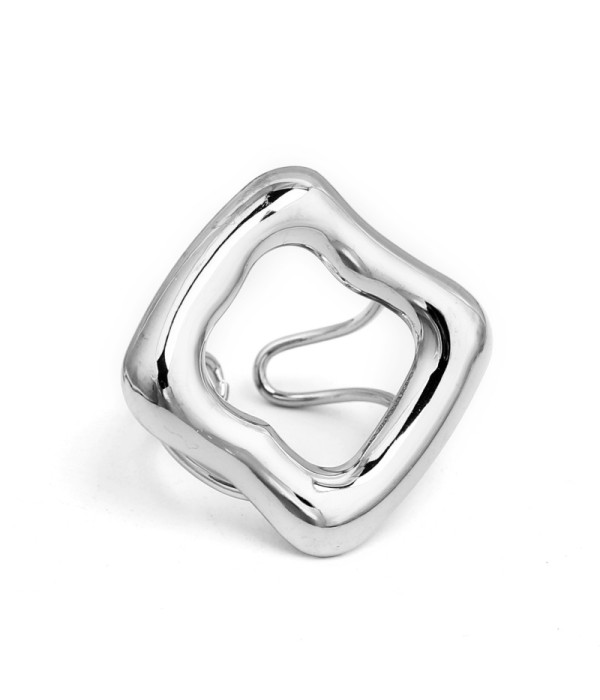 Anillo plateado con diseño geométrico hueco