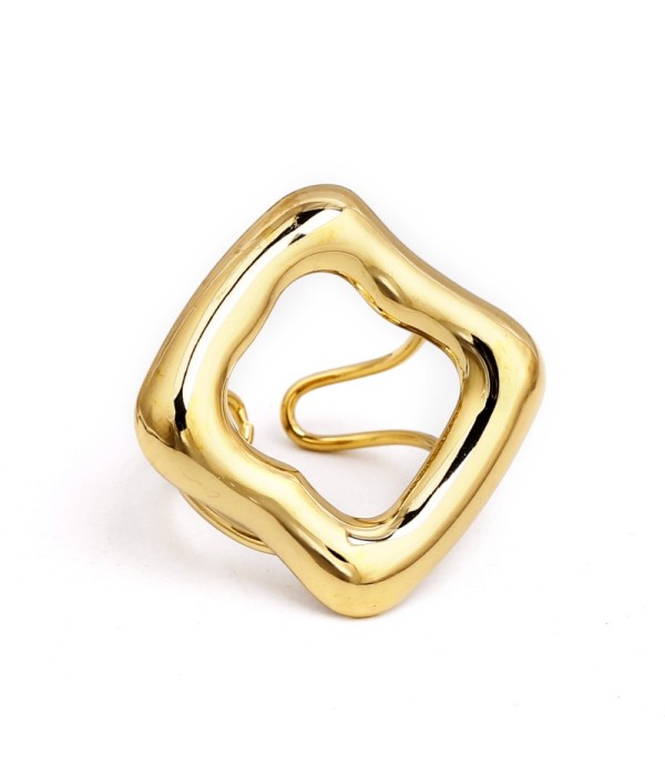 Anillo dorado con diseño geométrico hueco