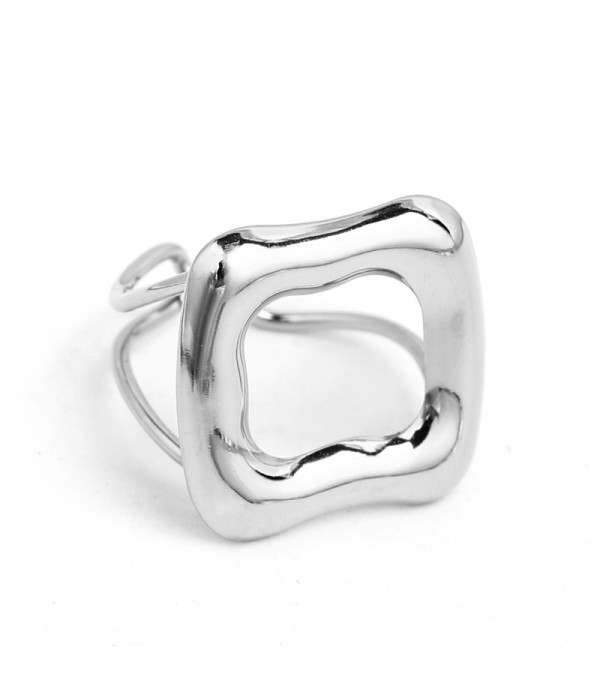 Anillo plateado con diseño geométrico hueco