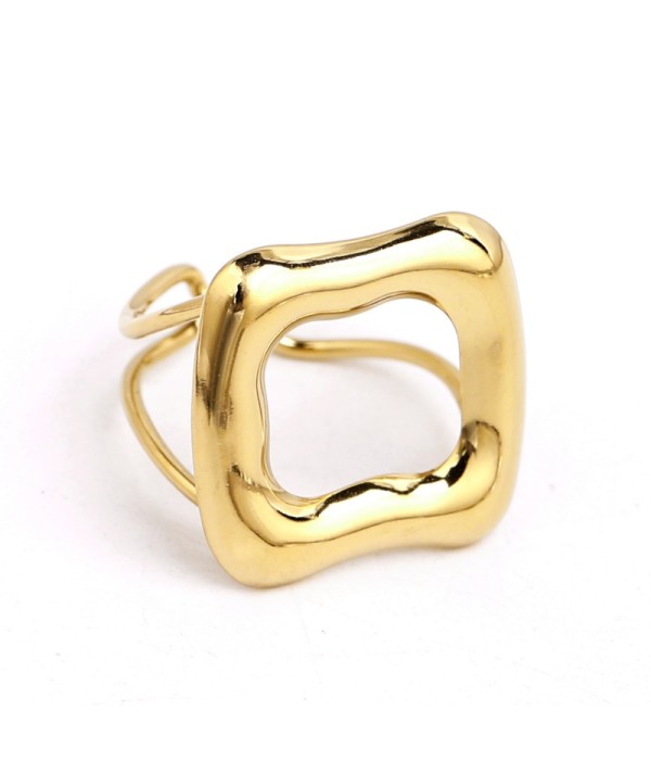 Anillo dorado con diseño geométrico hueco
