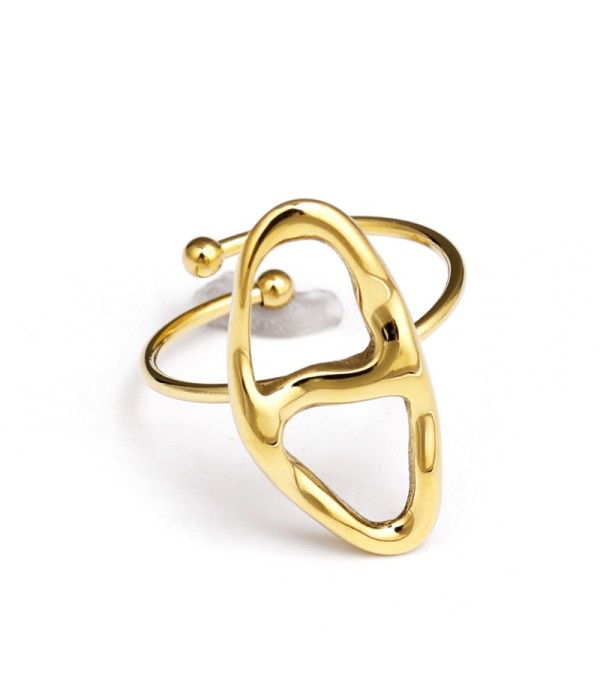 Anillo dorado con geometría irregular