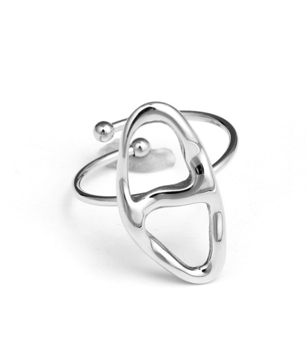 Anillo plateado con geometría irregular